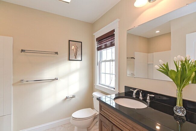Building Photo - 2 Bedroom 2.5 Bathroom