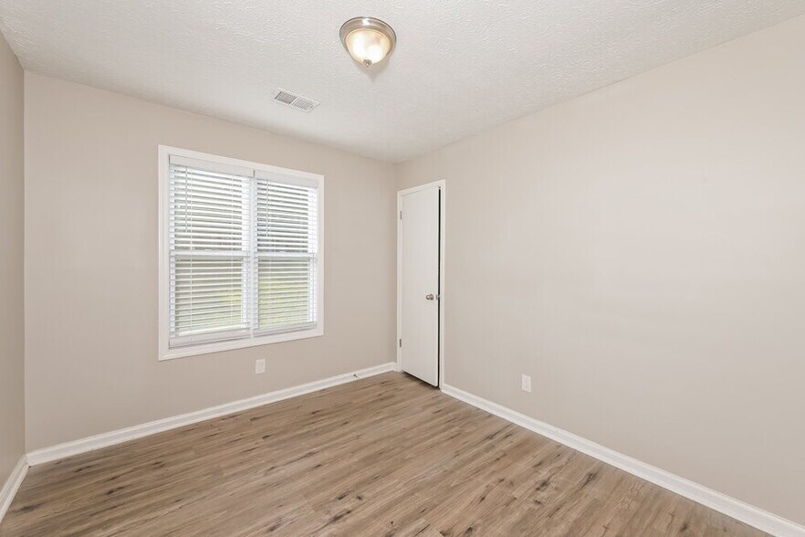 Building Photo - 353 Knollwood Ln