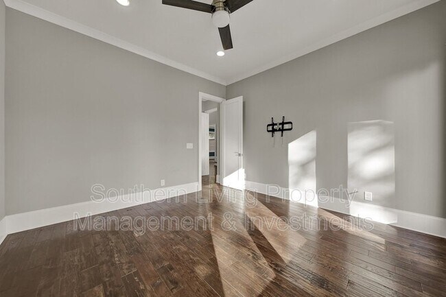 Building Photo - 2011 Sharon Ave