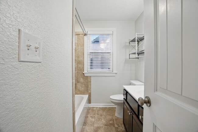 Building Photo - 144 W Randall Ave