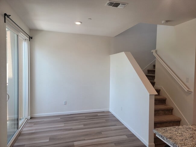 Building Photo - Beautiful 3 story home with 4 bedrooms 3.5...