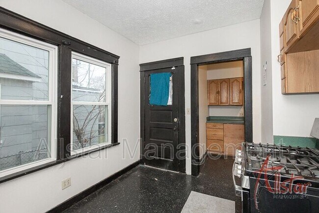 Building Photo - 2045 W 89th St