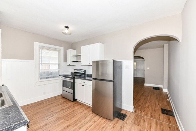 Building Photo - 802 N Denny St