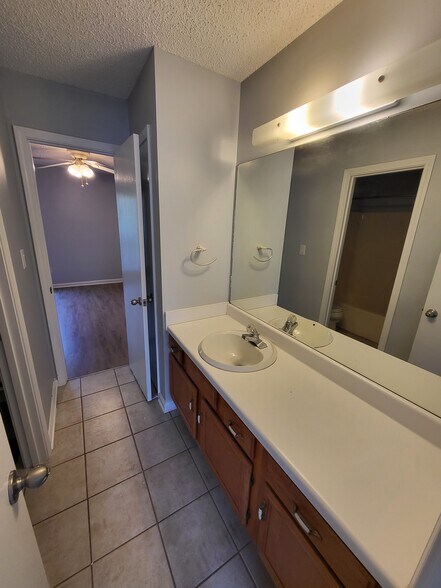 Building Photo - 1718 13th Ct S