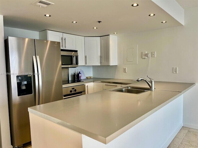 Building Photo - 7601 E Treasure Dr