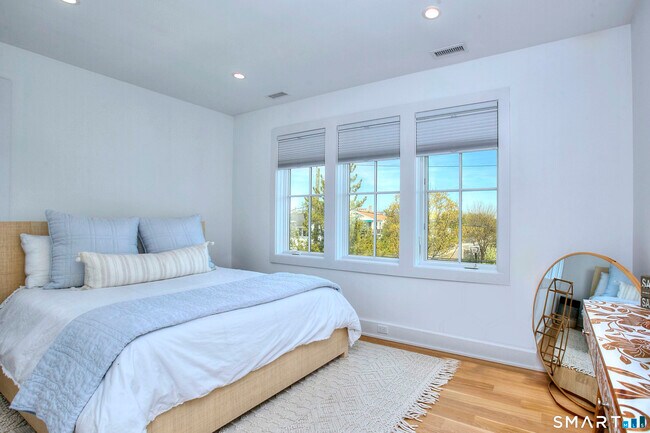 Building Photo - 26 Island Way