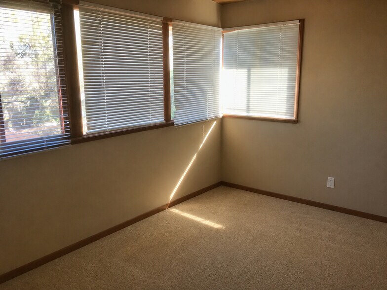 Building Photo - 5027 Campanile Dr