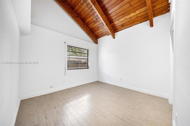 Building Photo - 1050 NE 129th St