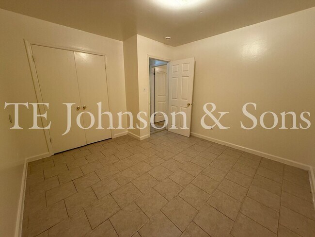 Building Photo - Comfortable 2 Bedroom Living with All Utilities Included on Oakcroft