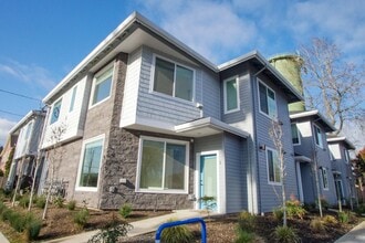 Building Photo - Rare 3 Bed, 2 Bath Townhouse Ready Late Se...