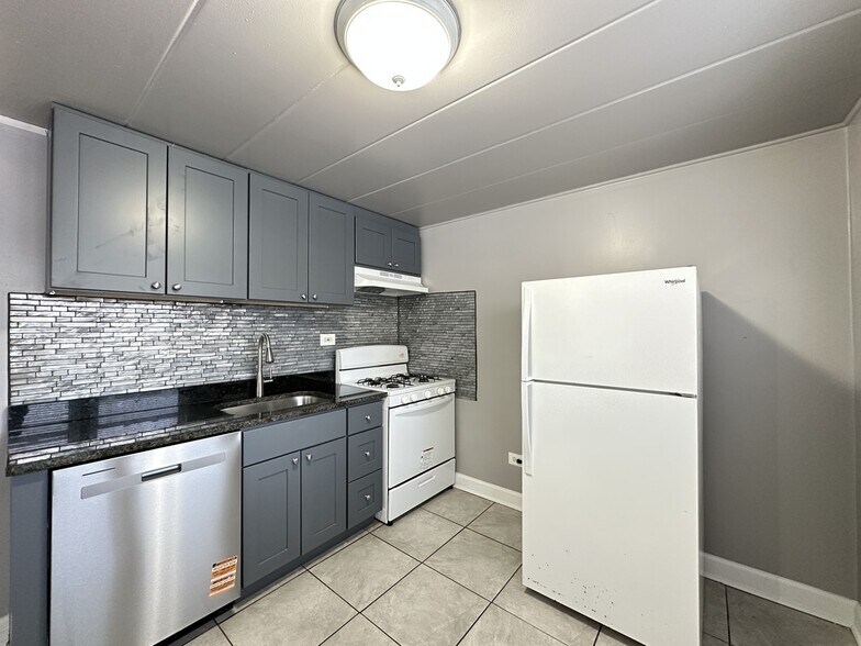 Building Photo - 9632 Ivanhoe Ave