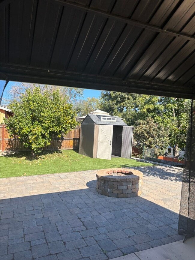 Building Photo - 3 bedroom 2 bath single story home for lease