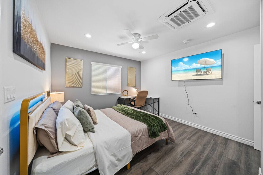 Building Photo - 10983 Parkdale Ave