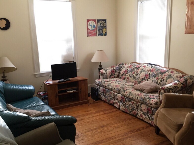 Building Photo - 10 Bucknam St