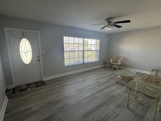 Building Photo - Charming 2-Bed, 2-Bath Retreat in Port Charlotte!