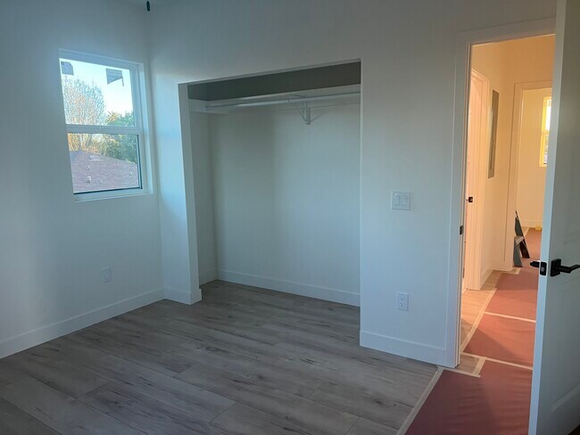 Building Photo - 7538 Cozycroft Ave