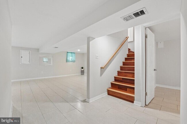 Building Photo - 229 Cabbel Dr