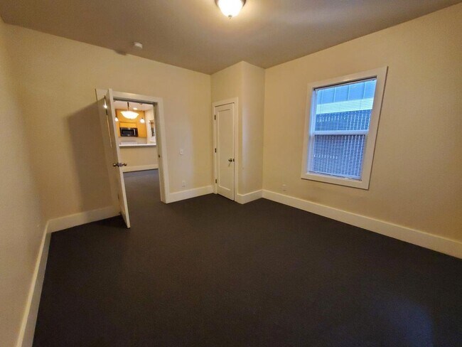 Building Photo - 7 Bed/2 Bath Unit in a Nice Duplex near UW Campus