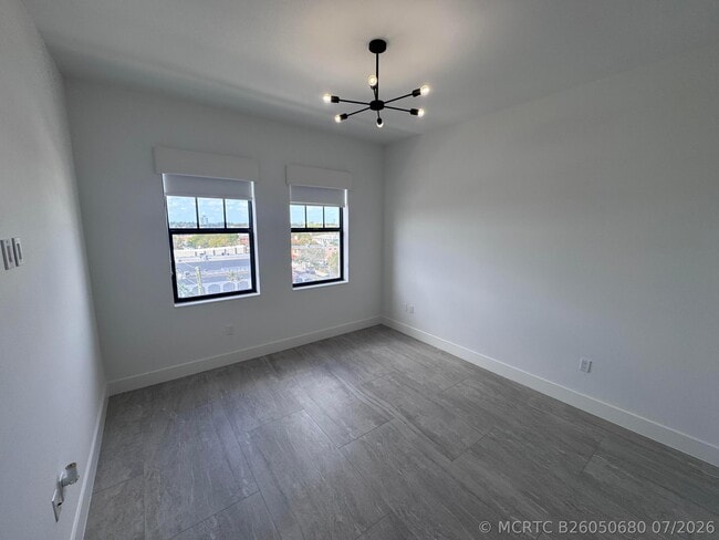 Building Photo - 511 Lucerne Ave