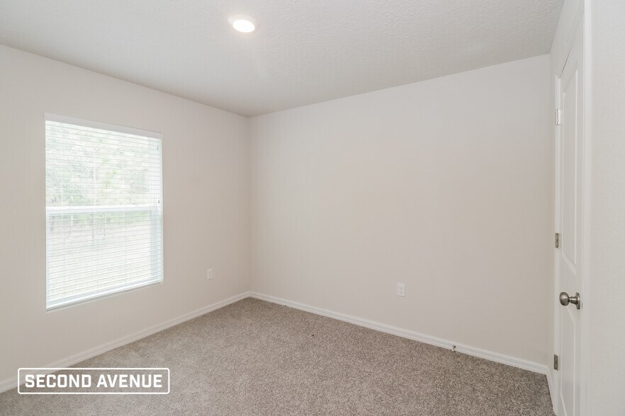 Building Photo - 6690 N Roland Dr