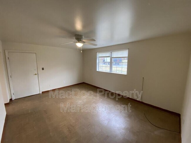 Building Photo - 423 Hill St