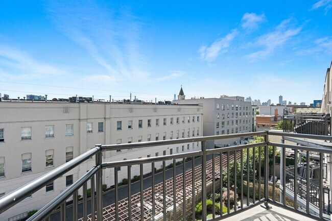 Building Photo - 727 Monroe St