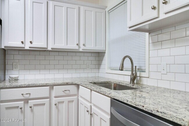 Building Photo - 325 Alice Dr