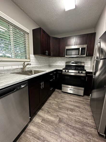 Primary Photo - Parkview Townhomes