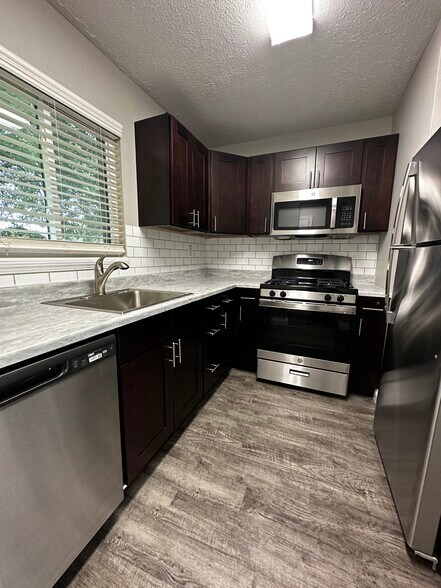 Renovated kitchen - Parkview Townhomes