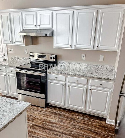 Building Photo - 6202 Hickory Ln Cir