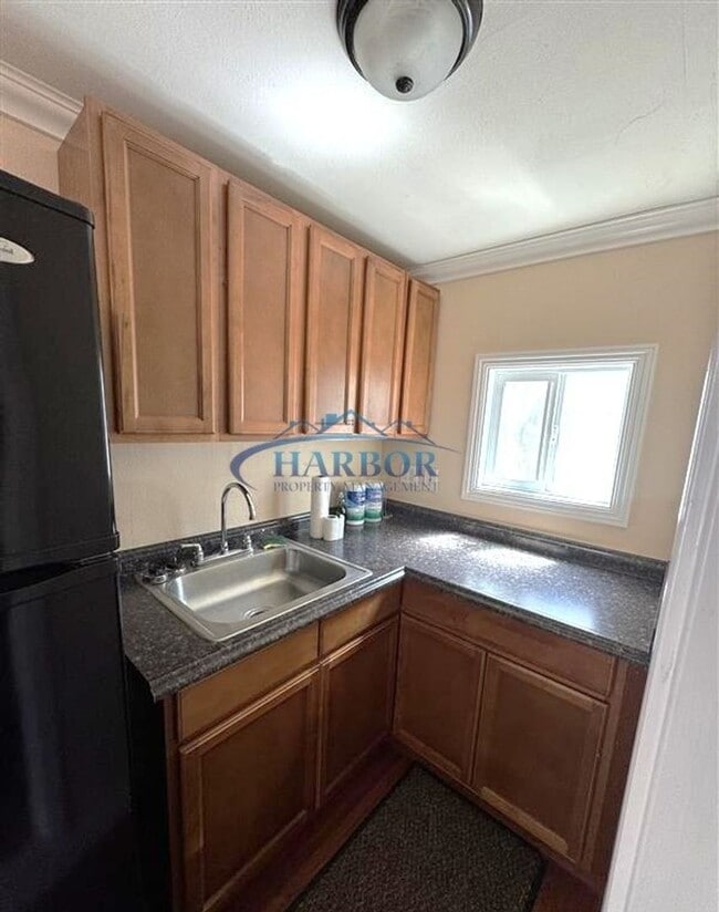 Building Photo - **** HOLIDAY MOVE IN SPECIAL- First Month Free!! Spend it on the Couch Instead!*** Charming Studi...