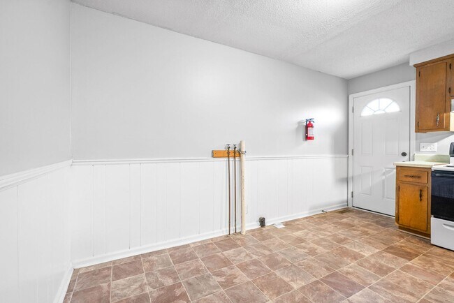 Building Photo - 113 Tandy Dr