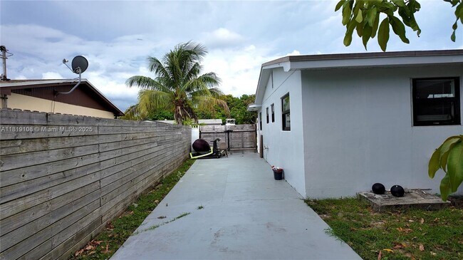 Building Photo - 15831 SW 106th Ave