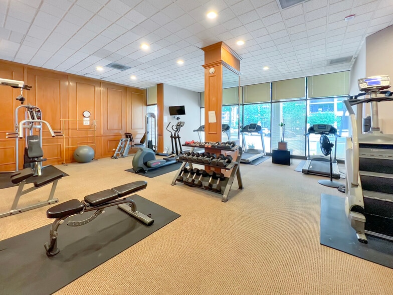 Building Photo - 1540 N La Salle Dr