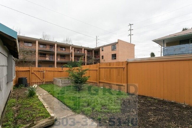 Building Photo - GPM569 - SE Caruthers St (T2)