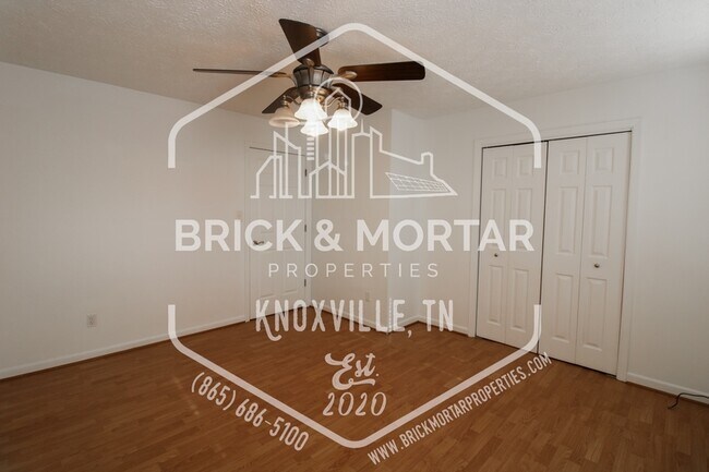 Building Photo - 4003 Valley View Dr NE