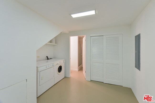 Building Photo - 558 Rose Ave