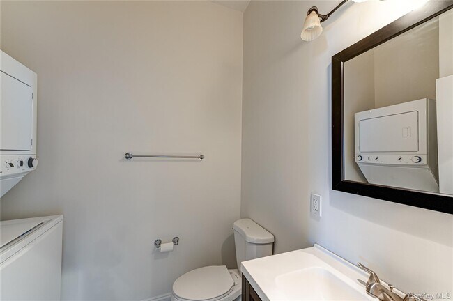 Building Photo - 2-2F Stewart Ave