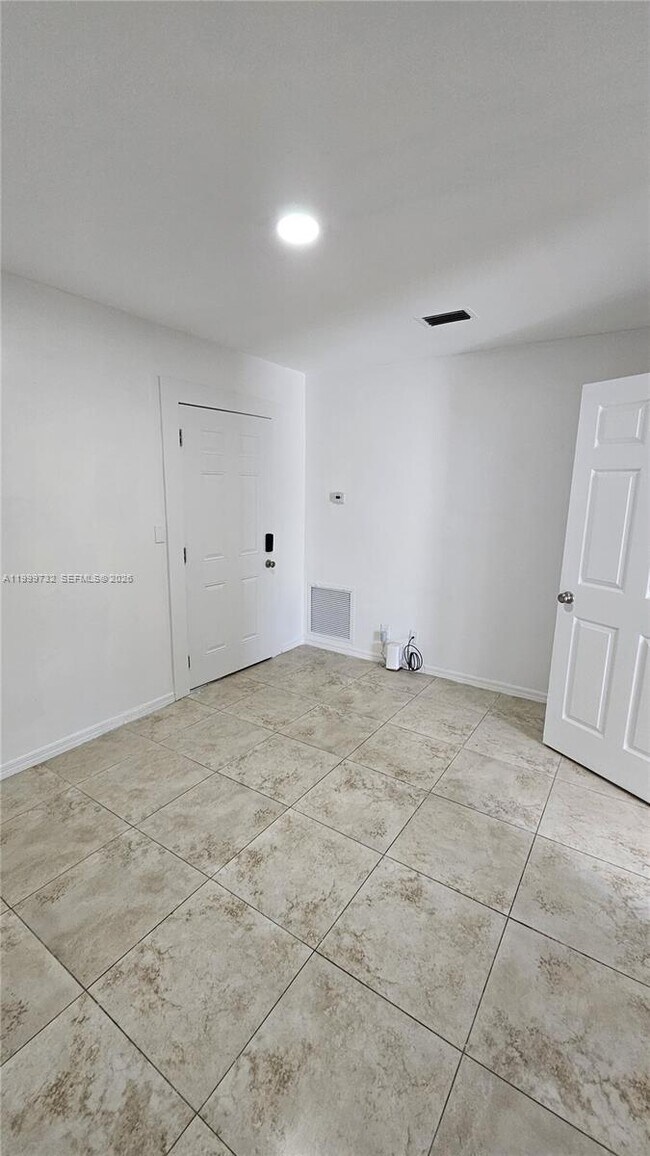 Building Photo - 117 NW 11th Ave