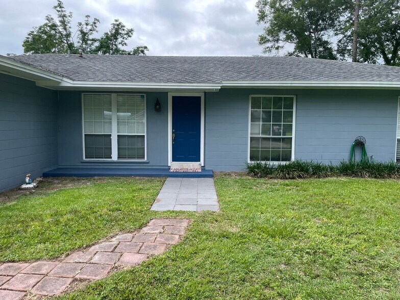 Building Photo - 1704 NW 39th Ter