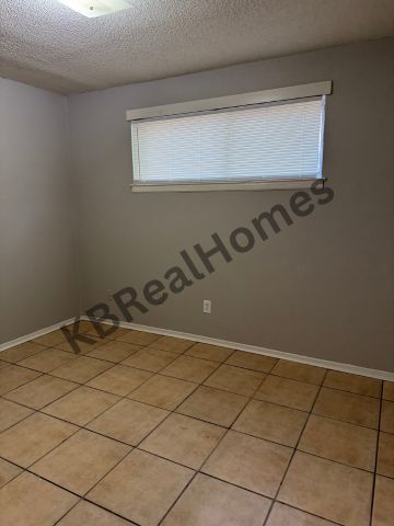 Building Photo - 3240 Forest Glen St