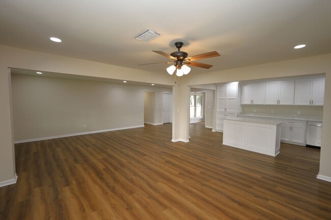 Building Photo - 2303 Jerry Jones Dr