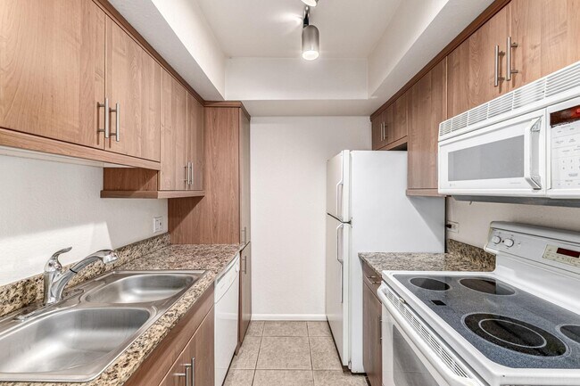 Building Photo - 7350 N Vía Paseo Del Sur