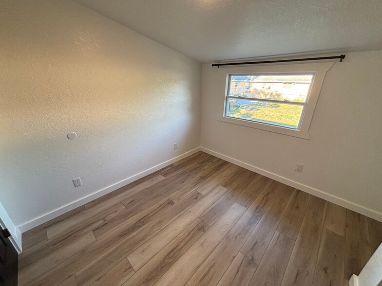 Building Photo - 150 S Nekoma Ave
