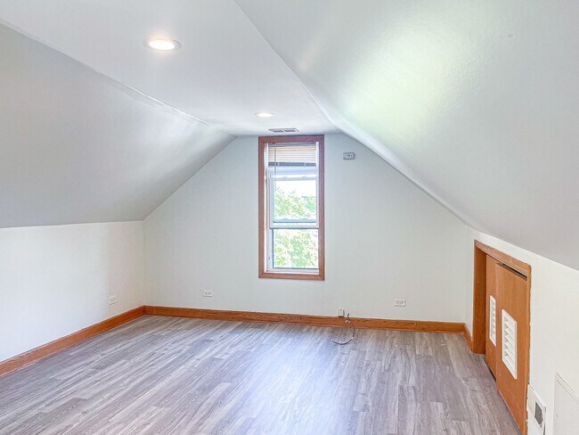 Building Photo - 1144 W 17th St