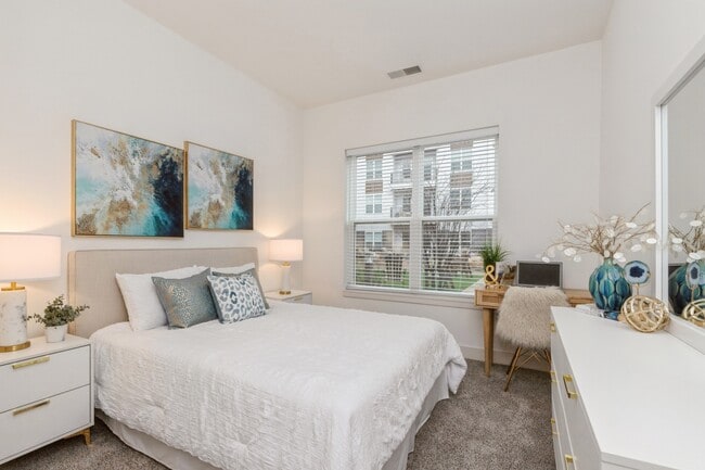 Building Photo - 555 Lakeview Pkwy