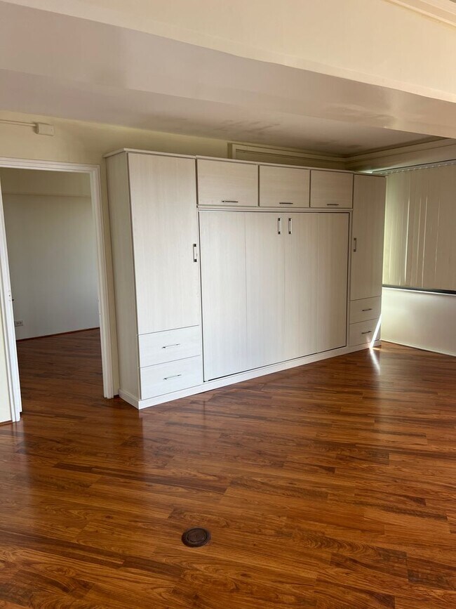 Building Photo - SPACIOUS 1 Bed 1.5 Bath 1 Parking w/ Amazi...