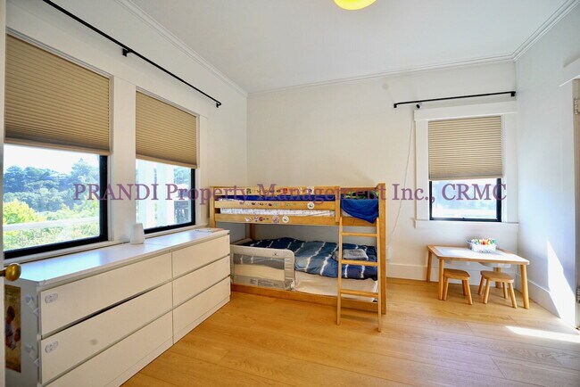 Building Photo - Classic, Modern and Private Home with Fres...