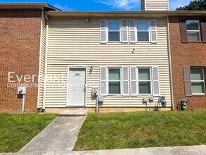 Building Photo - 2 Bed/2.5 Bath Town Home with Off-Street Parking / Available Soon!
