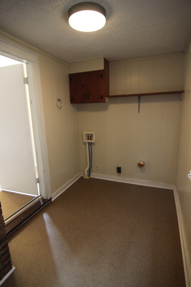 Building Photo - 3 Bedroom Home For Rent Near Downtown Clar...